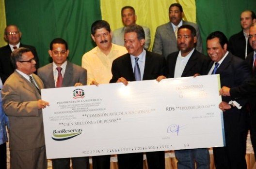 Presidente Fernández entrega 100 millones de pesos a avicultores de Moca